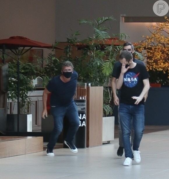 Tiago Leifert 'se esconde' de paparazzo em shopping