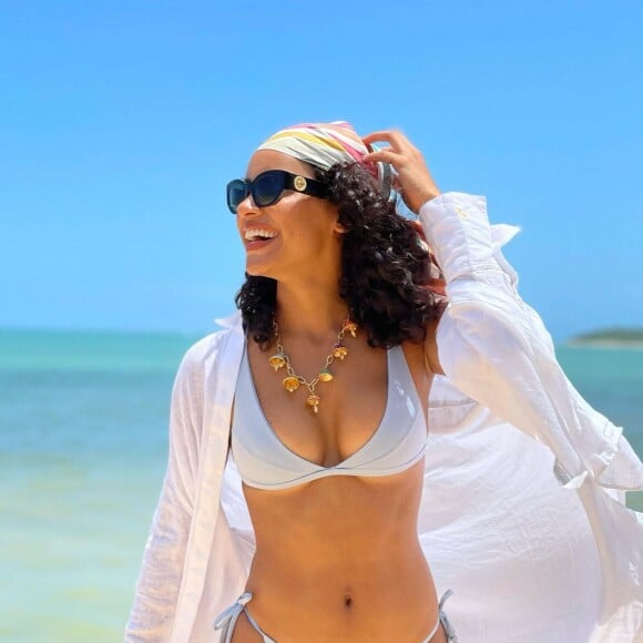 Gleici Damasceno posta várias fotos com moda praia