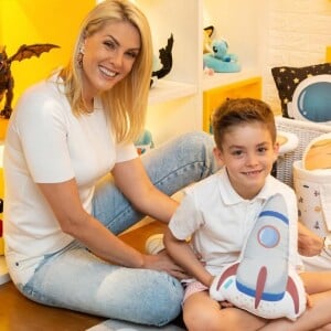 Ana Hickmann e o filho, Alezinho, comemoraram juntos seus aniversários