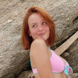 Larissa Manoela ganha elogio de Leo Cidade em foto de biquíni