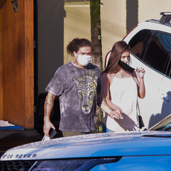 Whindersson Nunes e Maria Lina deixaram clínica de mãos dadas