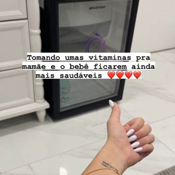 Maria Lina Deggan toma vitaminas durante visita à clínica