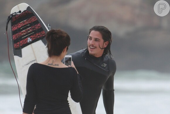 Romulo Neto é fotografado pela namorada, a atriz Cleo Pires, enquanto surfa no Rio