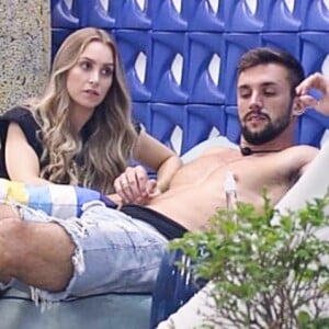 No 'BBB 21', Arthur e Carla Diaz discutem por causa de Gilberto