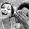 Priscila Sol e César Mello se divertem no final das gravações de 'Lado a Lado'