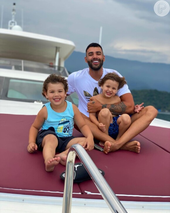 Filhos de Andressa Suita e Gusttavo Lima curtiram passeio de barco com o cantor