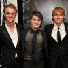 Tom Felton posa ao lado dos companheiros do filme 'Harry Potter', Daniel Radcliffe e Rupert Grint