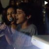 Andreia Horta se divertiu ao lado do pequeno Adriano Alves no karaokê cantando música do grupo Mamonas Assassinas