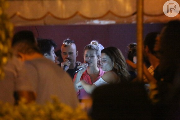 Paulinho Vilhena e Viviane Araújo se divertem no karaokê durante festa do 100º capítulo da novela 'Império'