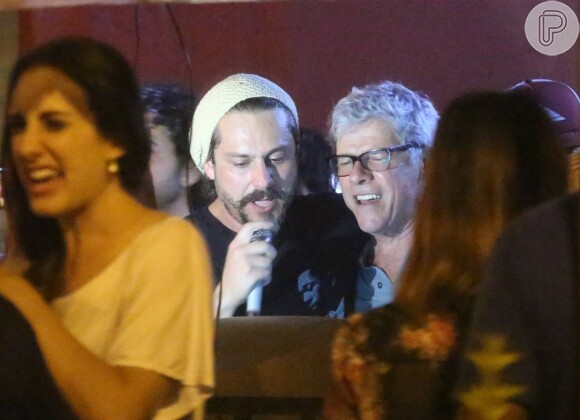 Alexandre Nero e José Mayer se divertem no karaokê durante festa do 100º capítulo da novela 'Império'