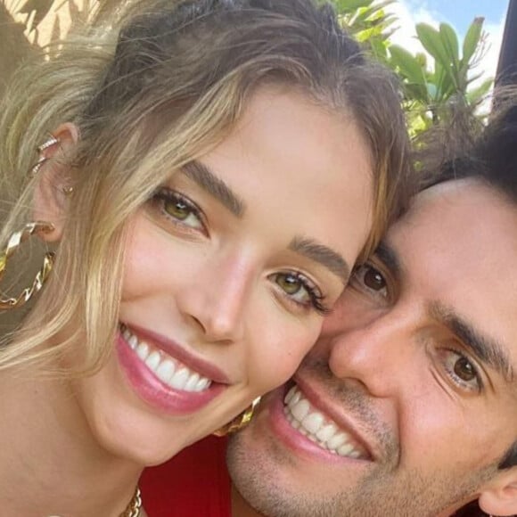 Filha de Carol Dias e Kaká roubou a cena por expressão em foto com os pais