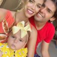 Filha de Carol Dias e Kaká roubou a cena por expressão em foto com os pais: 'Carinha de brava'