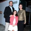 Sandra Annenberg posa ao lado de Ernesto Paglia e da filha, Elisa, de 10 anos