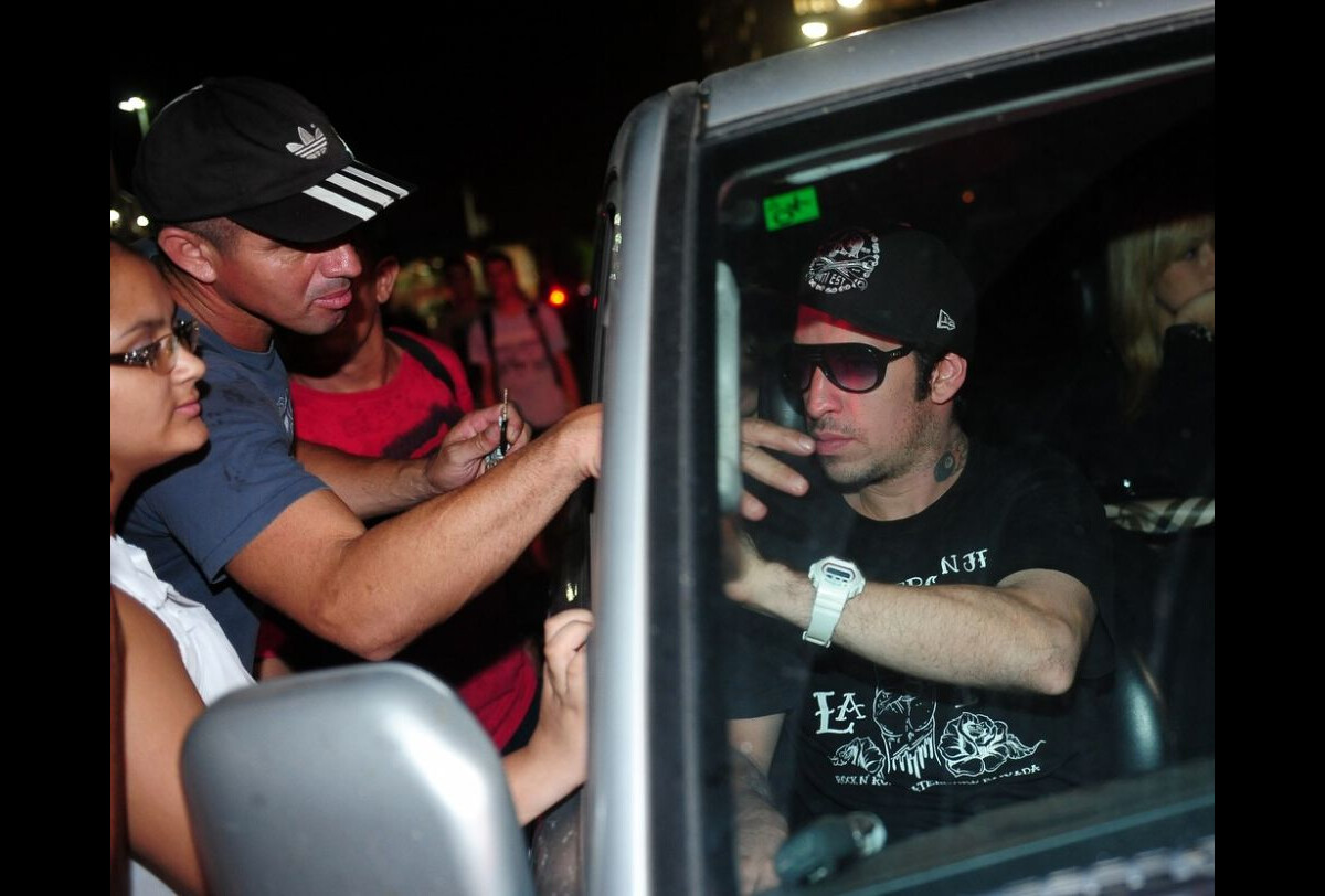 Foto Champignon, baixista da banda Charlie Brown Jr, chega ao velório de Chorão Purepeople