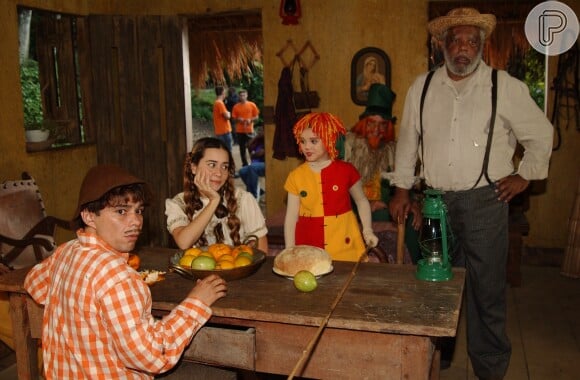 João Acaiabe na pele do Tio Barnabé ao lado de Isabelle Drummond (Emília), Candido Damm (Visconde de Sabugosa) e Alessandra Negrini (Rapunzel)