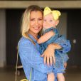Ana Paula Siebert adora compartilhar fotos de seus looks com a filha, Vicky