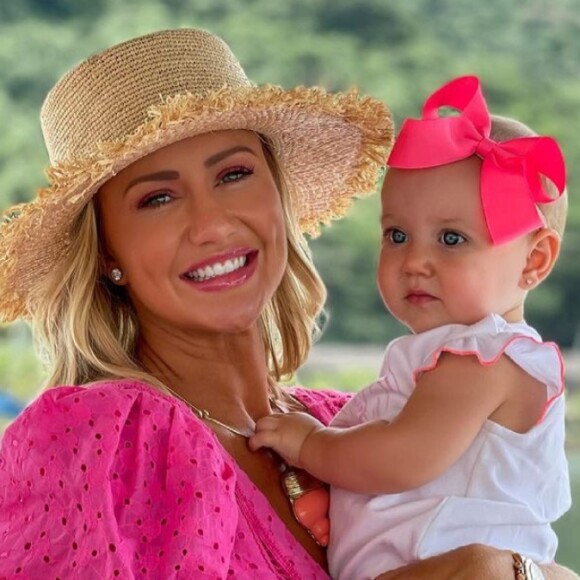 Ana Paula Siebert combina look de grife, avaliado em mais de R$ 10 mil, com filha caçula de Roberto Justus