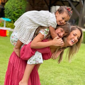 Filhas de Ticiane Pinheiro, Rafaella e Manuella combinaram fantasia de coelho com a mãe neste domingo (4)