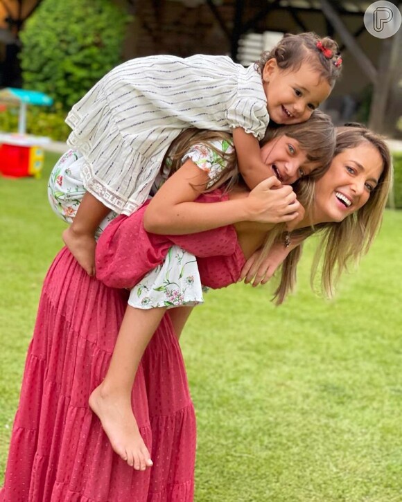 Filhas de Ticiane Pinheiro, Rafaella e Manuella combinaram fantasia de coelho com a mãe neste domingo (4)