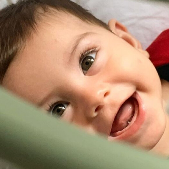 Filho de Sthefany Brito, Antonio Enrico, roubou a cena ao aparecer sorridente em foto: 'Risada mais gostosa!'