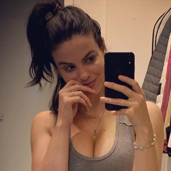 Sthefany Brito questionou ao postar foto de biquíni: 'Maternidade é competição?'