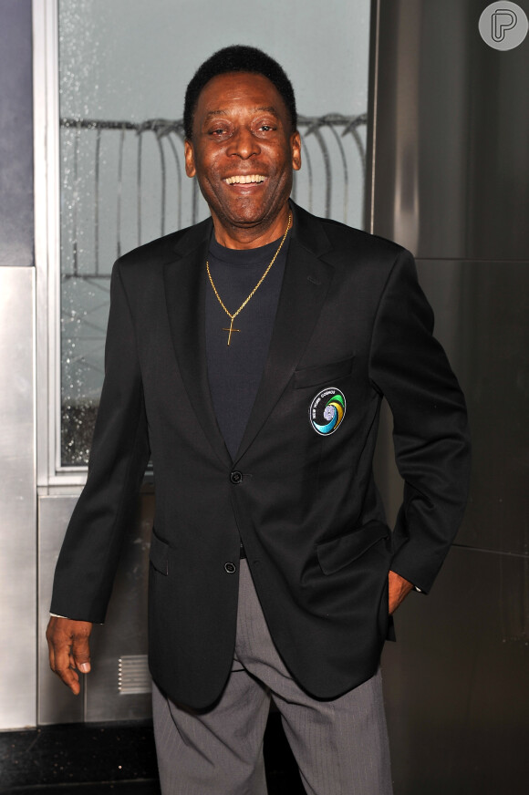 Pelé recebe alta hospitalar após três dias internado, em 15 de novembro de 2014