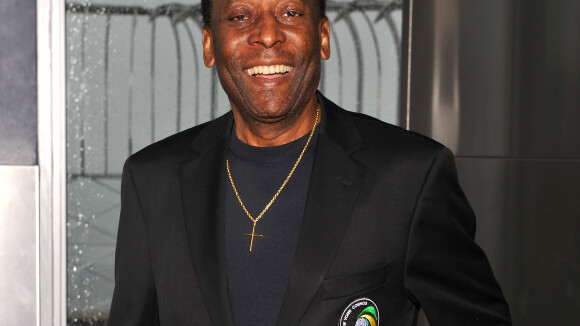 Pelé recebe alta do hospital em SP após cirurgia para retirada de cálculo renal