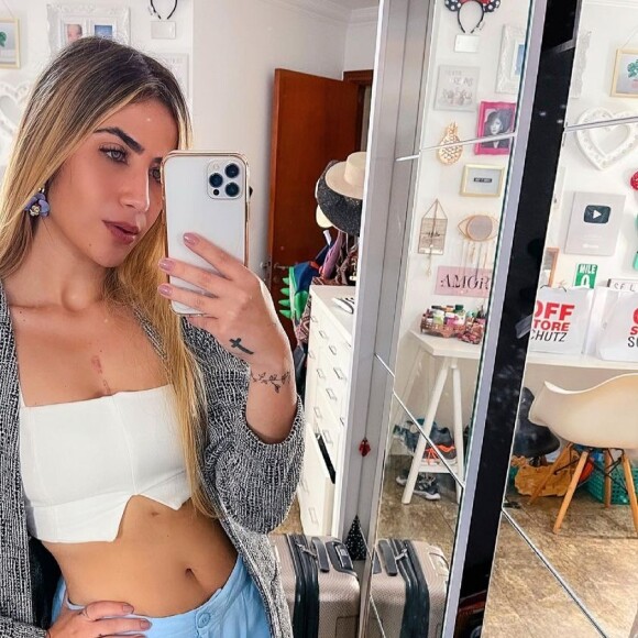 Jéssica Costa exibe look com calça de alfaiataria em na cor azul claro da Renner, cropped da marca Cléa Store, à venda por R$ 159,00, e cardigã Rubinella