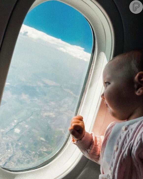 Ana Paula Siebert mostrou a filha, Vicky, 9 meses, viajando para o exterior pela primeira vez