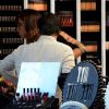 Débora Falabella e Murilo Benício vão a loja de maquiagem no Rio