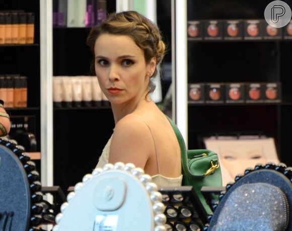 Débora Falabella compra maquiagem em loja no Rio