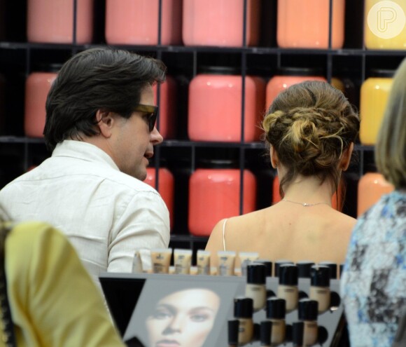 Débora Falabella e Murilo Benício vão a loja de maquiagem no Rio, em um shopping, neste domingo, 16 de novembro de 2014