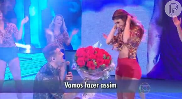Lucas Lucco se ajoelhou diante da bailarina e entrou um buquê de flores vermelhas enquanto cantava olhando para ela