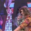 Lucas Lucco se apresenta no palco do 'Domingão do Faustão' e surpreende a bailarina Ana Paula Guedes com um buquê de flores vermelhas