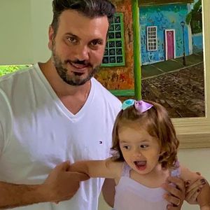 Thaeme Mariôto é mais uma das famosas adeptas da 'maternidade real' e dividiu noite difícil com a filha nas redes sociais