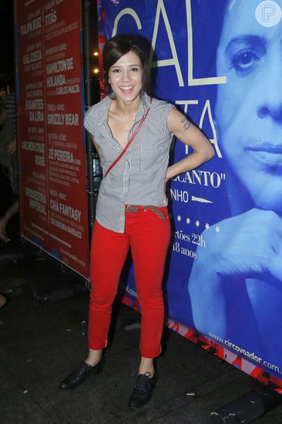 Em janeiro deste ano, a atriz optou pelo 'vermelhão' na calça e bolsa para assistir ao show da cantora Gal Costa, em janeiro de 2013
