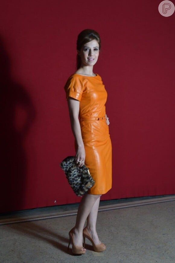 Marjorie combinou o vestido laranja à bolsa em animal print, para comparecer no lançamento da novela das seis 'Lado a Lado', em agosto de 2012