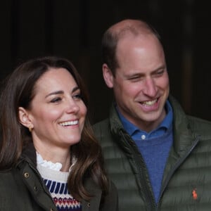 Kate Middleton combina look de frio com os 3 filhos em vídeo especial por bodas. Confira!