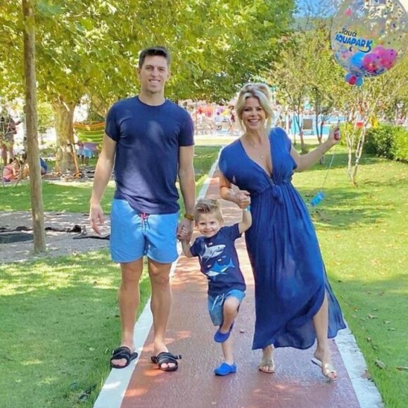 Karina Bacchi faz foto com marido e filho após anúncio de crise no casamento. Veja!