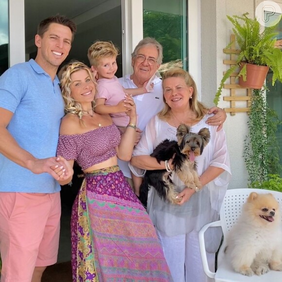 Karina Bacchi e Amaury Nunes afastaram crise no casamento ao aparecerem juntos com filho