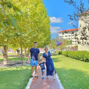 Karina Bacchi mostrou passeio com o filho e o marido à parque infantil neste sábado (1)