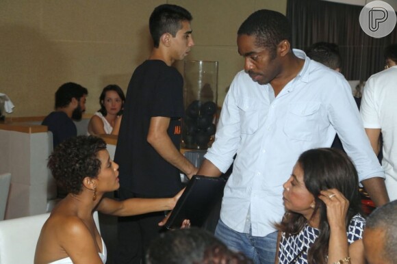 Taís Araújo é vista com Lázaro Ramos em restaurante do Rio