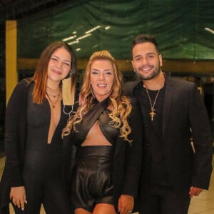 Aysha Benelli com a mãe, Simony, e o namorado da genitora, Felipe Rodriguez