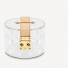 Porta-joias de acrílico da grife Louis Vuitton possui formato arredondado e é todo enfeitado com o monograma da marca. Detalhes em metal e couro foi usado como alça por Simaria