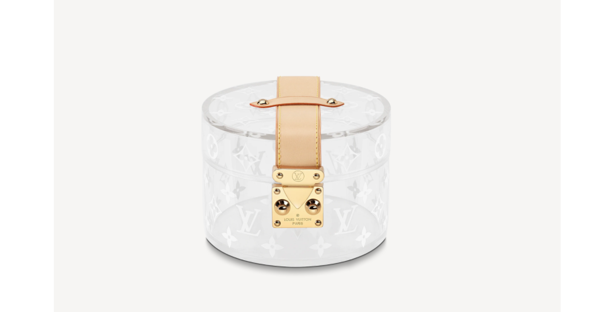 Foto: Porta-joias de acrílico da grife Louis Vuitton possui formato  arredondado e é todo enfeitado com o monograma da marca. Detalhes em metal  e couro foi usado como alça por Simaria 