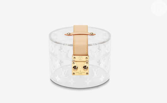 Porta-joias de acrílico da grife Louis Vuitton possui formato arredondado e é todo enfeitado com o monograma da marca. Detalhes em metal e couro foi usado como alça por Simaria