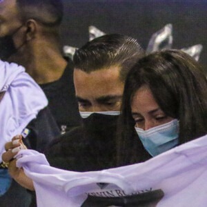 Deolane Bezerra, mulher de MC Kevin, exibe camisa estampada com rosto do cantor em velório
