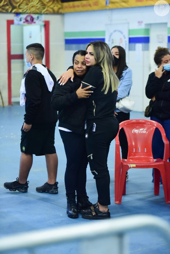 Deolane Bezerra e Valquíria, mãe de MC Kevin, se abraçaram em velório do cantor
