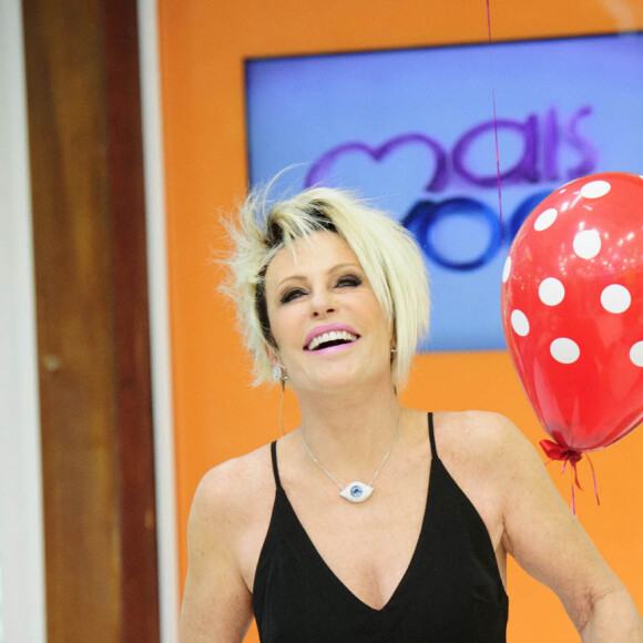 Ana Maria Braga com o boneco do Louro José, interpretado por Tom Veiga, que morreu recentemente