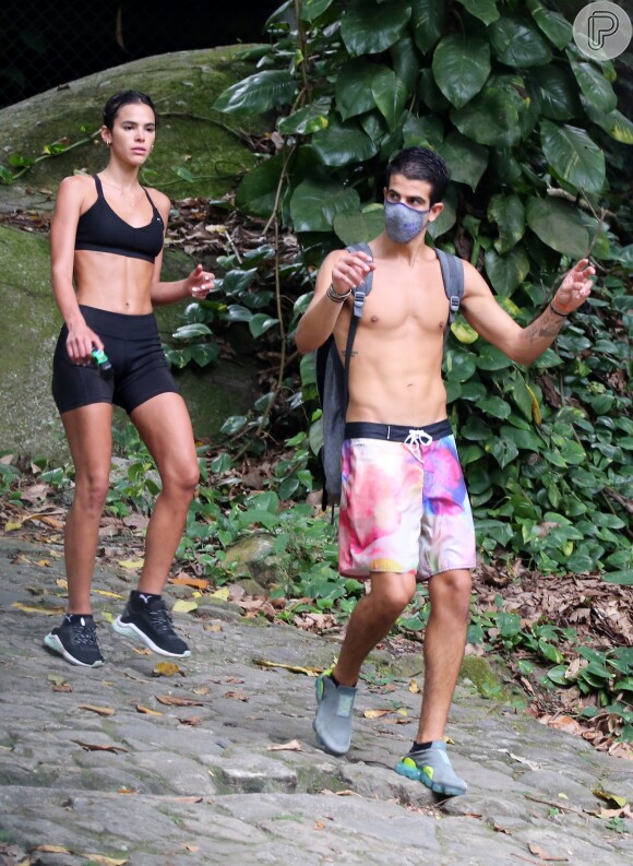 Enzo Celulari e Bruna Marquezine apareceram juntos em trilha no Rio de Janeiro